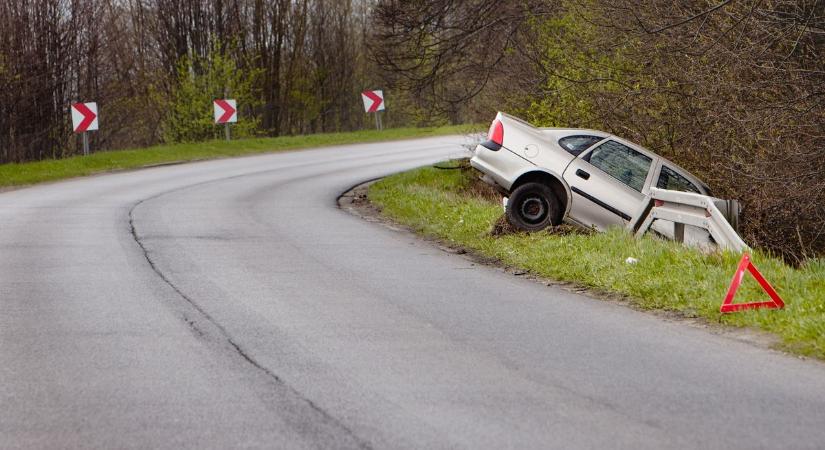 Árokba csapódott egy kocsi Szentesnél: a helyszínen dolgoznak a tűzoltók