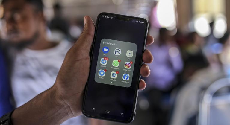 Újabb országban tilthatják be a közösségi médiát a gyerekek számára