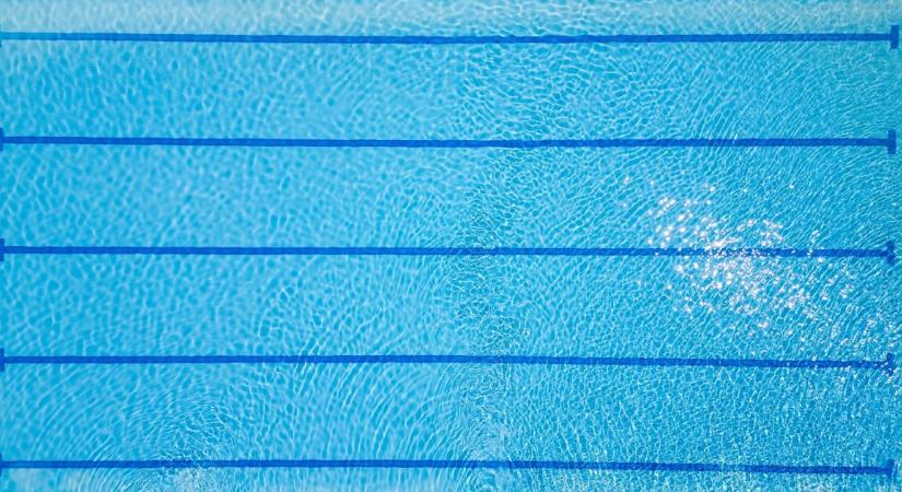 Vegyi anyag szivárgott egy uszodában – többeket kórházba vittek