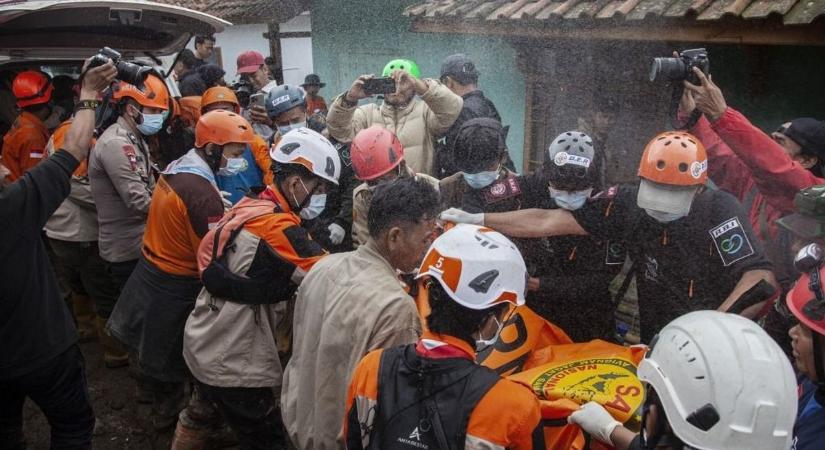 Több tucat halálos áldozata van a földcsuszamlásoknak Indonéziában