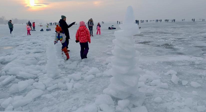 A négyévszakos Balaton működő valóság – tömegek mentek a jégre a déli parton