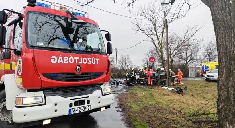 Sokkoló képek: frontálisan ütköztek Bordánynál, négy mentő rohant a helyszínre – galériával