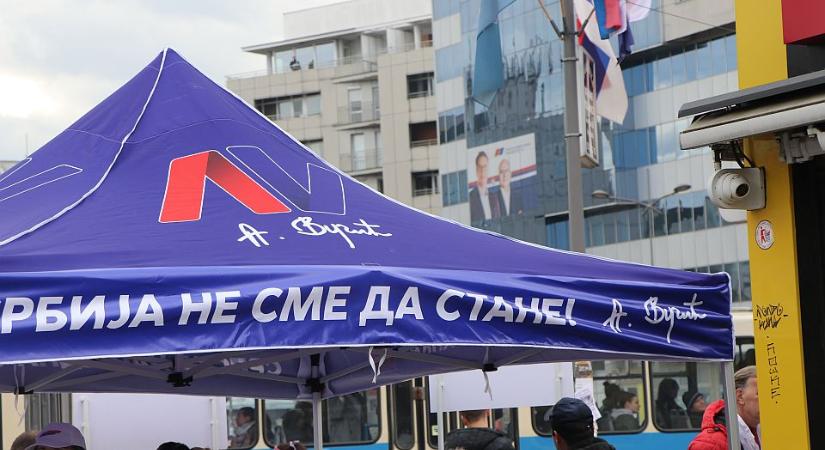 Haladók települtek ki Újvidék utcáira, a polgárok uborkát hordanak nekik  VIDEÓ