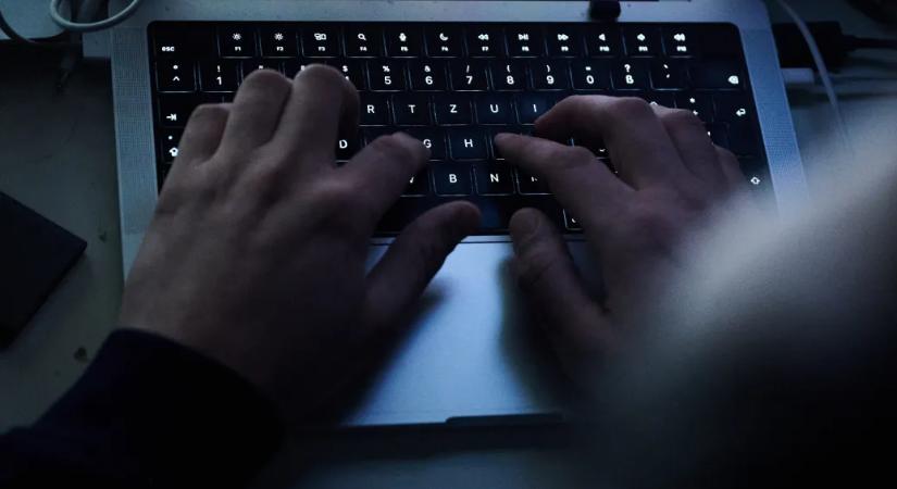 Szia! Sürgős, a tulaj mondta, hogy át kéne utalni néhány milliót!