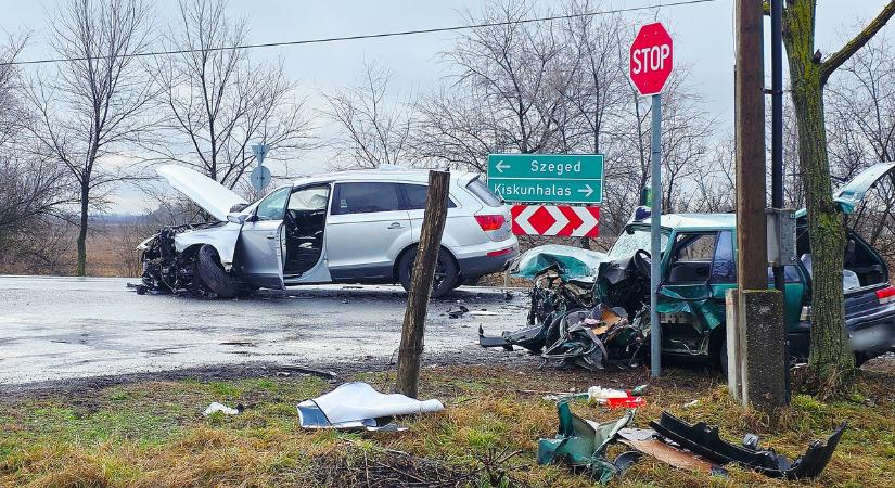 Roncsok mindenütt – folytatódik a helyszínelés a brutális bordányi balesetben érintett útszakaszon
