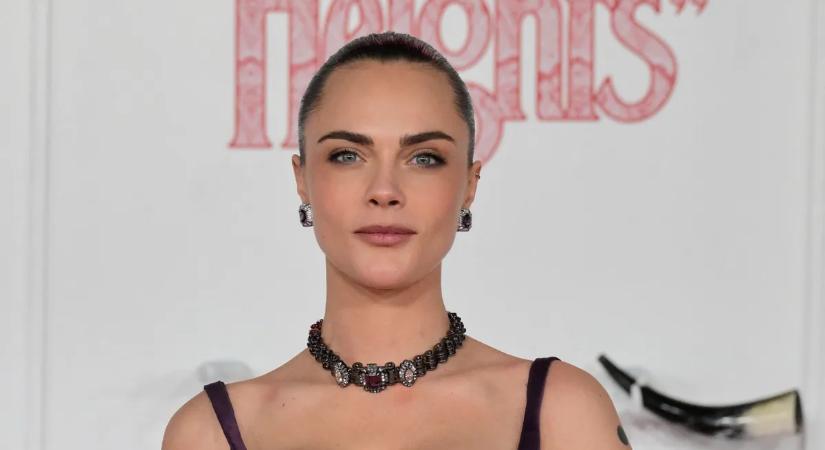 Cara Delevingne dögös fűzőben mutatta meg magát