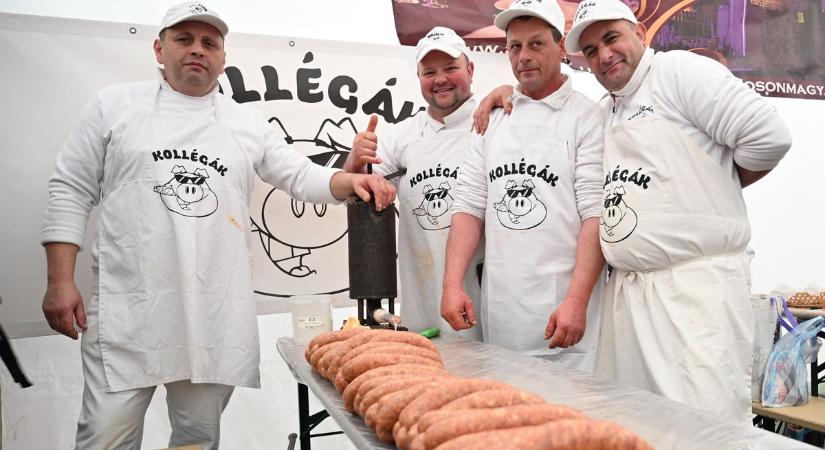 A kolbásztöltés közösségeket kovácsol, 38 csapat versengett Mosonmagyaróváron – fotók