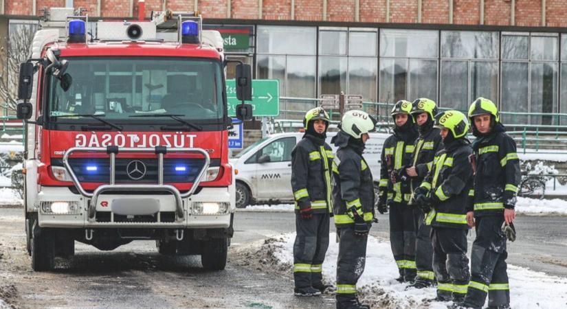 Tűzoltók érkeztek a földvári művelődési házhoz, az igazgató azonnal tájékoztatást adott