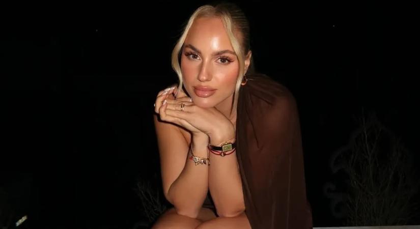 Őrjítően szexi a szőke focistanő, akiért odavannak a férfiak – fotók