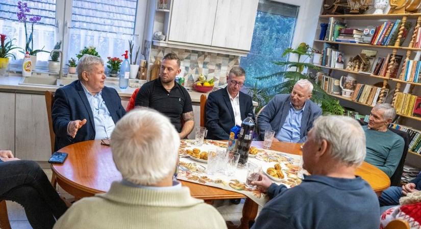 Túl az ötvenen – óriási sikerrel futnak az egykori miniszter szobafórumai (képgalériával)