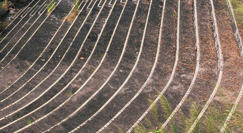 Így néz ki az elhagyatott akasztói stadion, még mindig olvasható a székeken a csapat neve