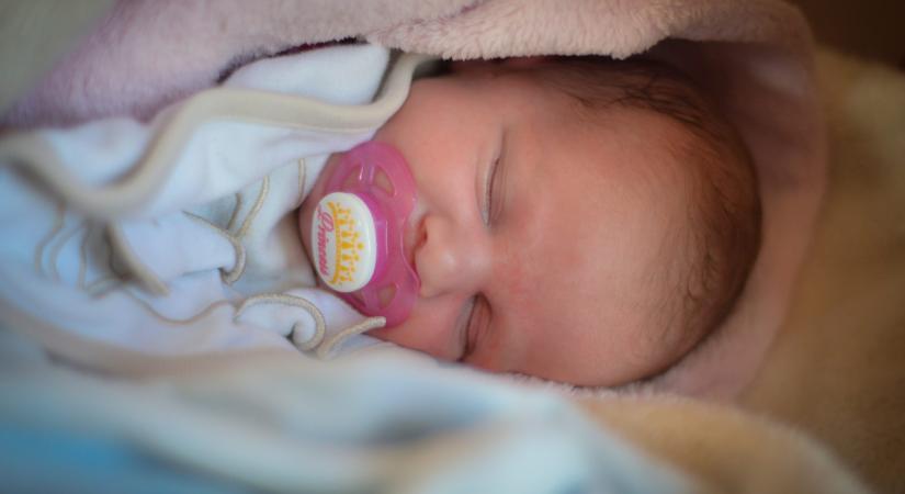 Visszafogott születésszámok, meghitt esküvők