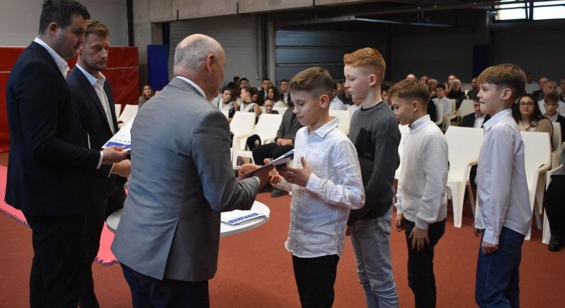 A kitartás ünnepe: sportolókat és edzőiket díjazták Pápán