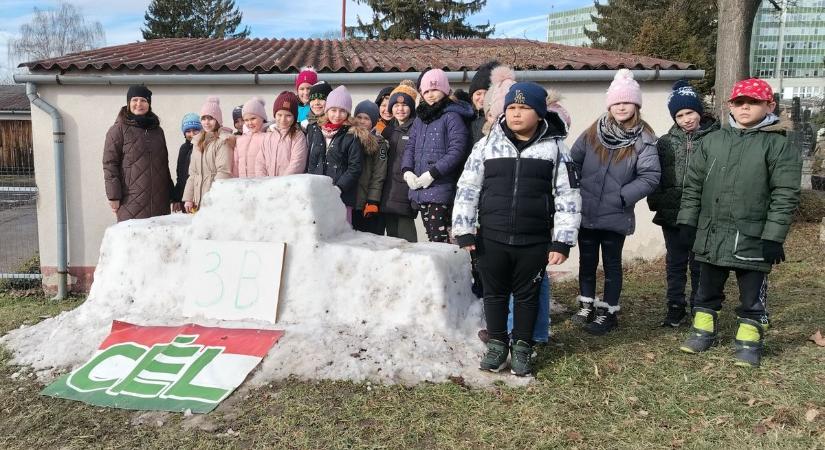 Mára elfeledett sportos játékokkal ismerkedtek