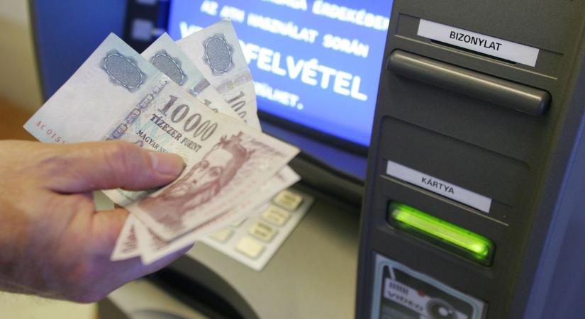 Vasárnaptól dől a lé, fontos változás jön a készpénzfelvételnél