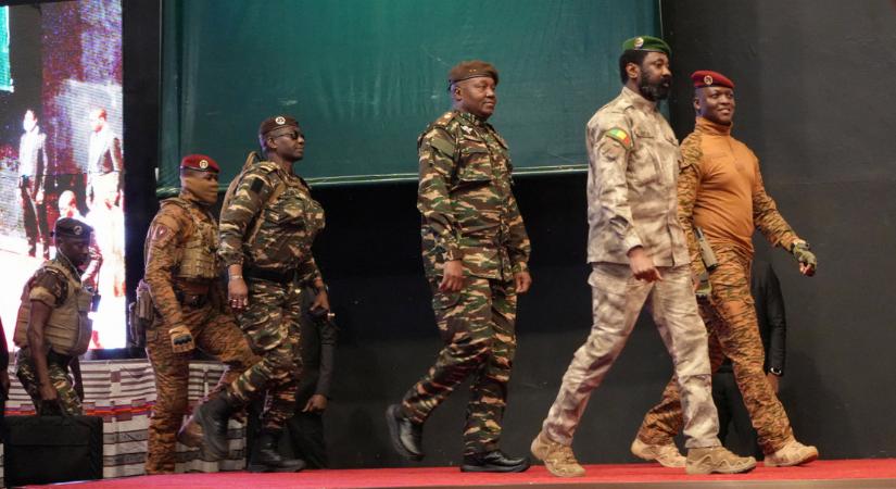 Burkina Faso feloszlatott minden pártot, és elvette összes vagyonukat