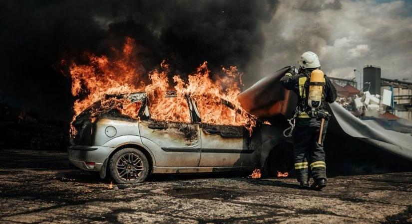 Lángba borult egy autó az M6-oson – a tűz az utasteret is elérte