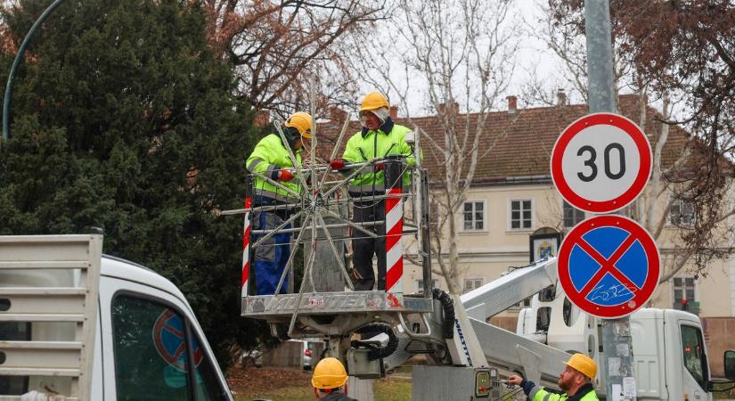 Leszerelik a karácsonyi díszeket