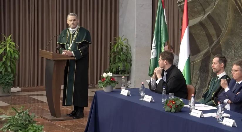 Megszületett a döntés: száműzték az európai uniós zászló az egyetem területéről