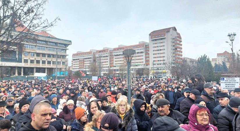 Elégedetlenség – A helyi adók emelése és a kedvezmények eltörlése miatt vonultak utcára Csíkszeredában