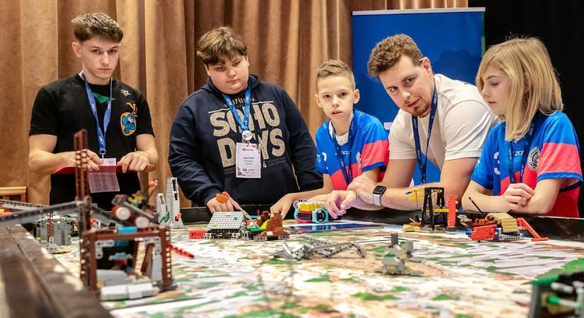 Legóból építettek robotokat, egymással küzdöttek meg a látványos pályán Győrben - fotók