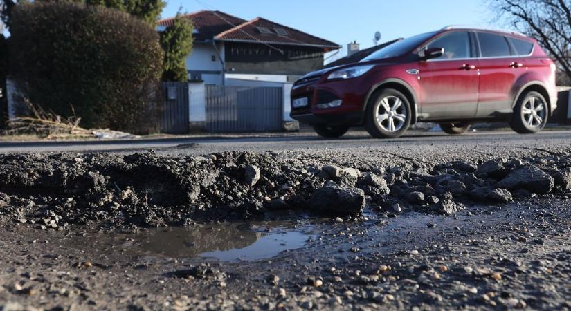 Elolvadt a hó, kátyútengerben úszik az ország – három hét alatt szétfagyott az autósok alatt az út