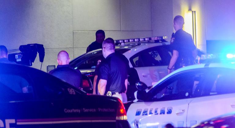 Vírusként terjed egy videó, ahogy félautomata fegyverrel lövöldöznek egy dallasi hídon illegális bevándorlók