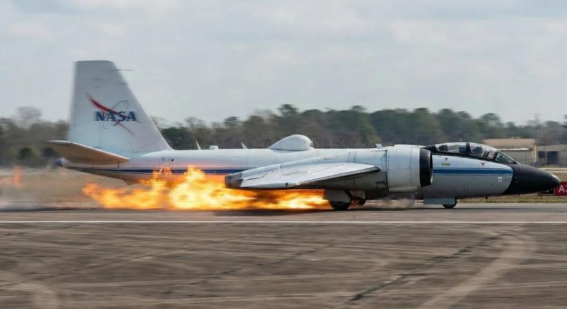 Meghibásodott a futómű, lángolva szántotta fel a kifutópályát a NASA repülőgépe – videó