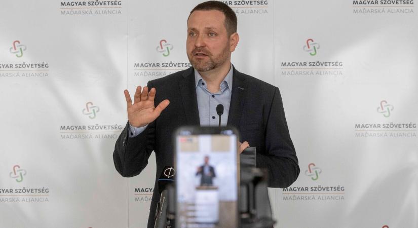 „A hatóság megfélemlítéssel próbálja elérni, hogy a Beneš-dekrétumok ügyéről beszéljünk” – interjú Orosz Örssel