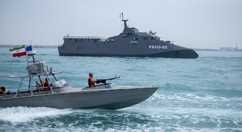 Éleslövészet a világ egyik legveszélyesebb szorosában: Irán az amerikai hadihajók közelében gyakorol