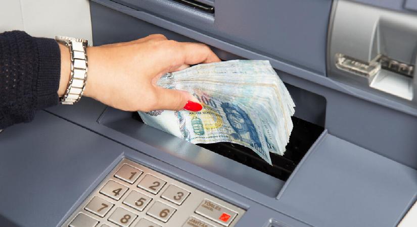 Vigyázat! Aki nem figyel, annak fizetnie kell a készpénzfelvételért