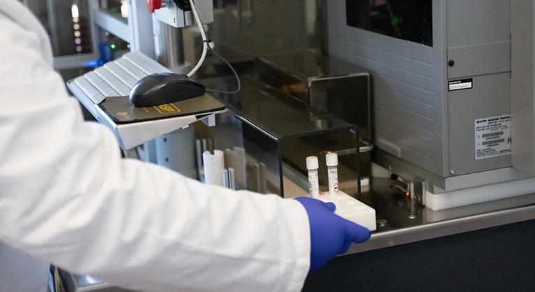 Székletátültetéssel gyógyítottak meg egy férfit, akinek a gyomra alkoholt termelt