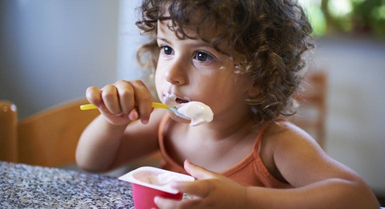 Ezért finomabb gagyi fehér műanyag kiskanálból a joghurt