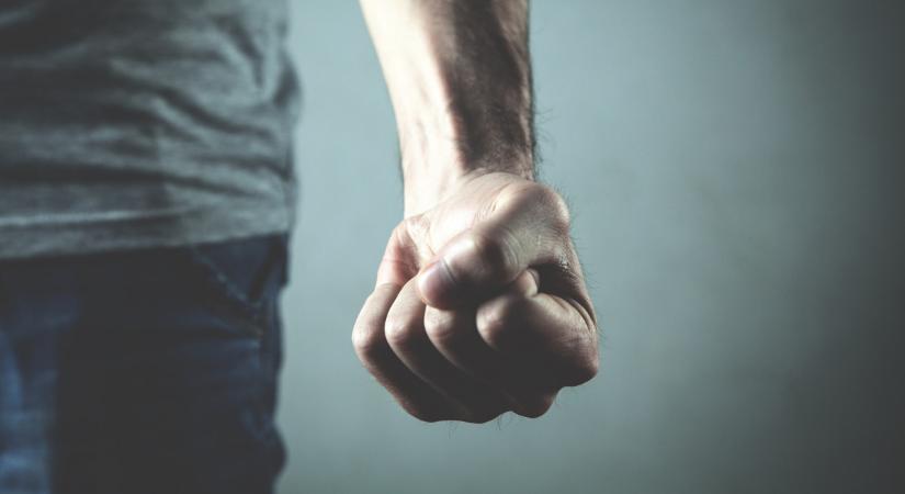 Bevedelték a kannásbort, kegyetlenü megverték az idős férfit