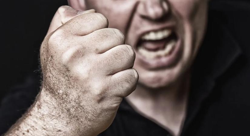 Azt gondolták móresre tanítják az idős bácsit, aki szóvá tette a játszótéri borozásukat – vádat emeltek ellenük