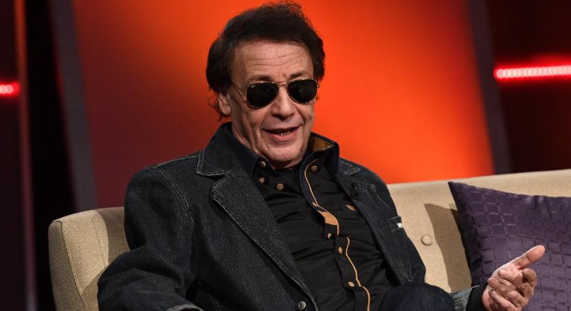 Decemberben még lazán viccelődött Fenyő Miklós egy táblaavatáson