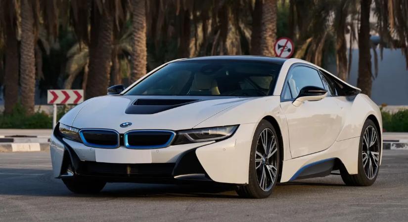 Elgurult a gyógyszere: a halál torkába vágtatott a BMW – videóval