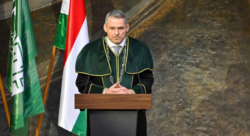 Levették az uniós zászlót egy magyar egyetemről (videó)