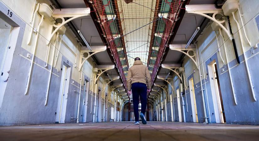 Pedofil szörnyeteg éveken át fiatal fiúkat rontott meg – most bíróság elé áll