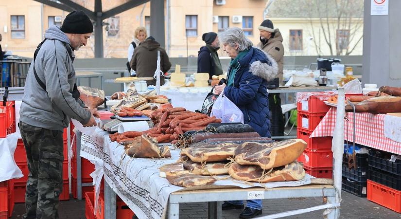 Január végi hangulat a szekszárdi piacon, a kolbász volt a sláger (galéria)