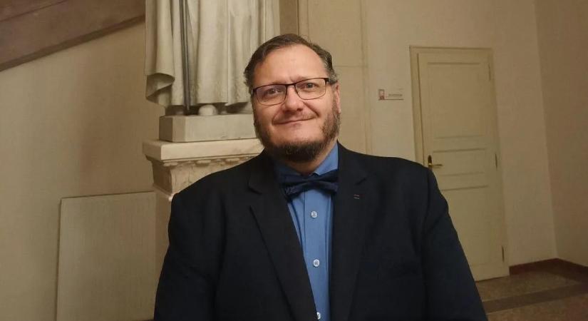 Magyar Péter ordenáré módon kiabált és kereste munkatársain a saját telefonját