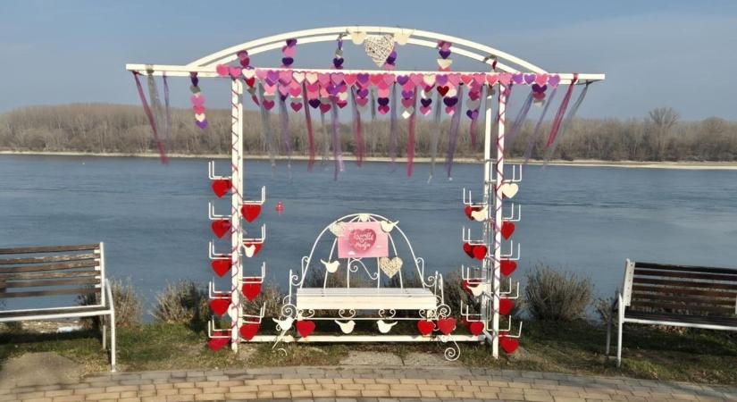 A házaspárok a gyirmóti horgászfalunál járhatják végig az utat