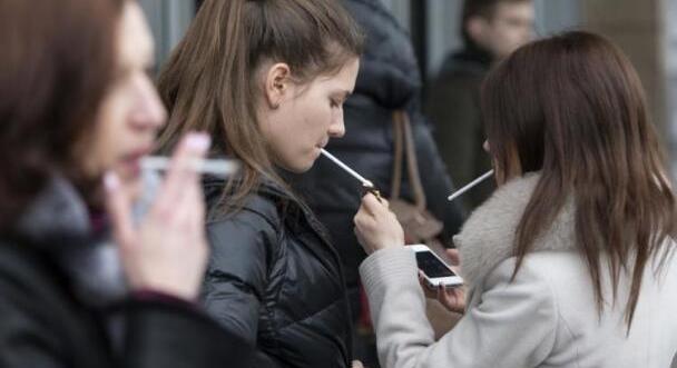 Mélyebben a zsebükbe nyúlhatnak a dohányosok: jelentősen megugranak a cigarettaárak Szlovákiában