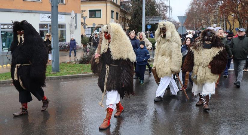 Busók lepték el Makót: kereplővel, kolomppal űzték a telet (galéria, videó)