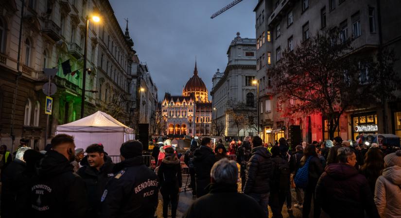Lázár János minisztériuma előtt követelik a romák a miniszter lemondását