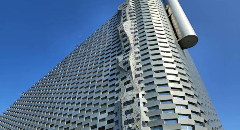 Így néz ki a világ legmagasabb kültéri mászófala: ennek a városnak a központjában van