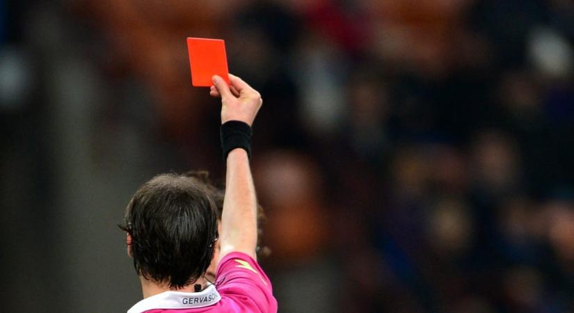 Tíz évre tiltottak el egy 14 éves magyar focistát, aki megvadult a piros lapja után