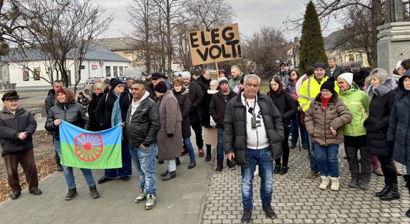 Lázár János WC-pucolós kijelentése miatt tüntettek Devecserben