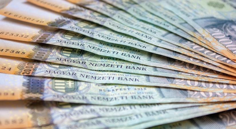 Holnaptól akár 340 ezer forint készpénz is felvehető ingyen