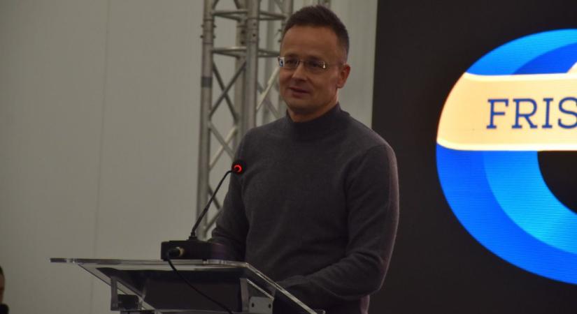 Karcagi srácokkal focizott Szijjártó Péter – kiderült, kivel szokott lenni a FIFA-ban